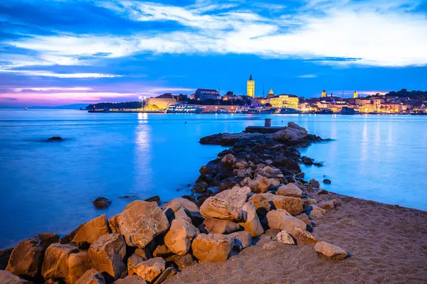 ラブビーチの歴史的な町と建築の夜景 ラブ島 クロアチアのアドリア海諸島 — ストック写真