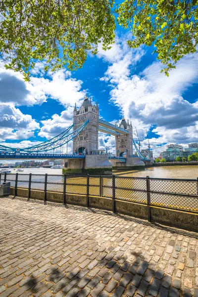 ロンドン ストリートビューのタワー ブリッジとサムゼ川 イギリスの首都 — ストック写真