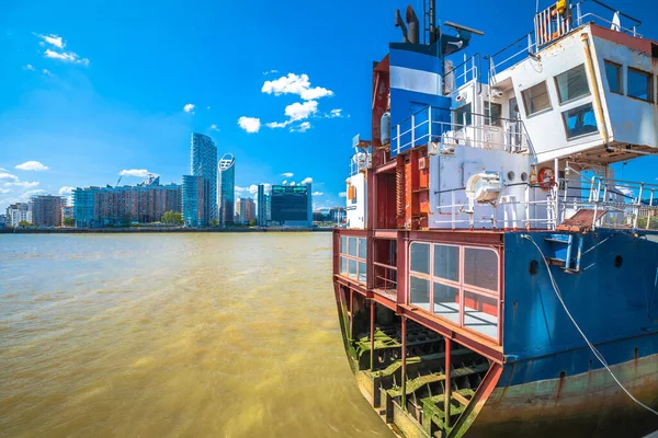 Slice Reality Boot Blijft Theems Rivier Canary Wharf Londen Uitzicht — Stockfoto