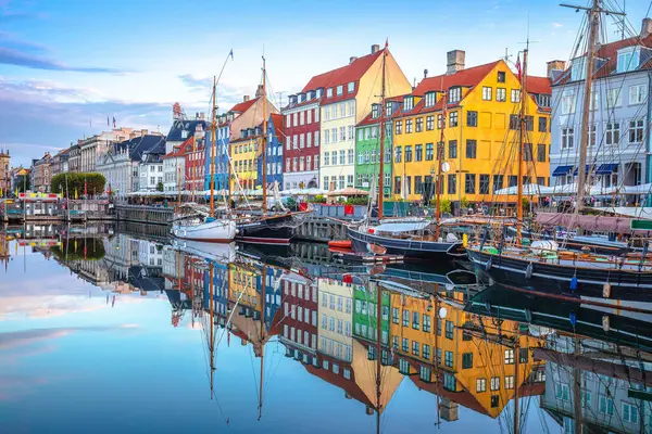 デンマークの首都コペンハーゲンカラフルな景色のニーチェ港 ストック画像