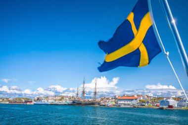 İsveç 'in Vastra Gotaland ilçesi Donso Adası yakınlarındaki Göteborg Adaları' ndaki teknede İsveç bayrağı