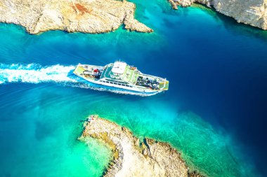 Dar taştan çöl geçidi manzaralı Rab adası feribotu, Adriyatik takımadası Hırvatistan