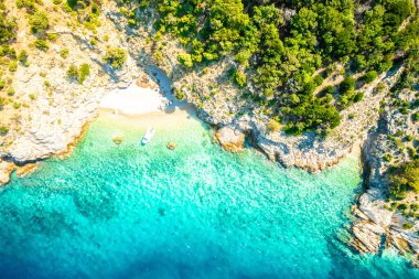 Hırvatistan 'ın Cres adası Lubenice havacılık manzarası yakınlarındaki Idyllic gizli plajı