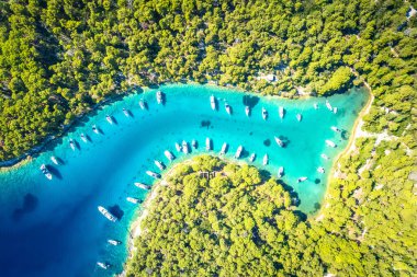 Mali Losinj adası hava manzaralı, Hırvatistan takımadası üzerinde turkuaz yelken güvenli körfezi