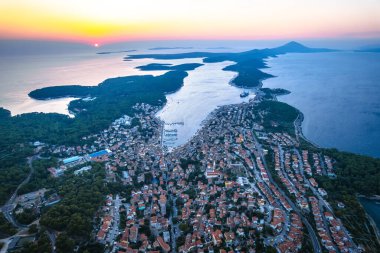 Mali Losinj kasabası hava panoramik gün batımı manzarası, Hırvatistan Losinj takımadası