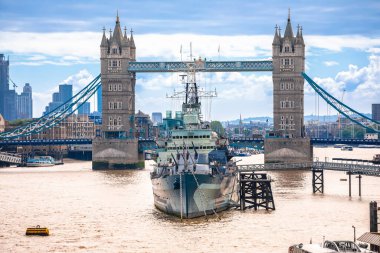 Londra 'nın başkenti Tower Bridge ve Thames nehri kıyısı