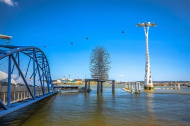 Thames Nehri ve Greenwich Yarımadası teleferik kıyısı manzaralı, Birleşik Krallık 'ın başkenti.