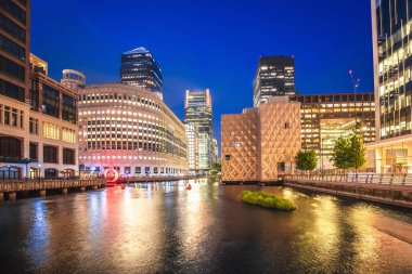 Londra 'nın Canary Wharf finans bölgesi gökdelenler ve kanal akşam manzarası, İngiltere' nin başkenti.