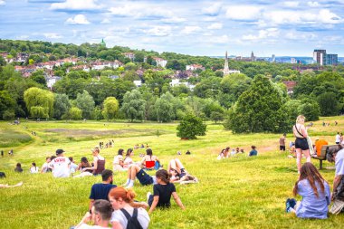 Londra, Birleşik Krallık, 24 Haziran 2023: Hampstead Heath Hill, Londra. Canlı turistik bir yer. İnsanlar yeşil çayırda eğleniyor.