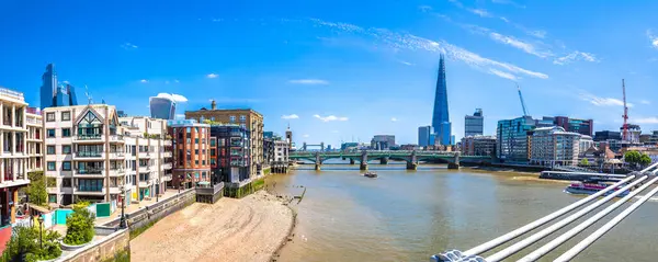 Londra 'daki Thames nehri kıyısı manzaralı panoramik manzara, Birleşik Krallık' ın başkenti.