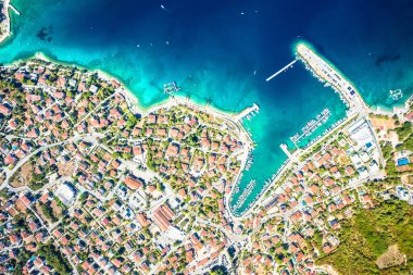 Krk adasındaki Malinska Koyu 'nun hava panoramik manzarası, Hırvatistan' ın Kvarner Körfezi 'ndeki yaz mevsimi