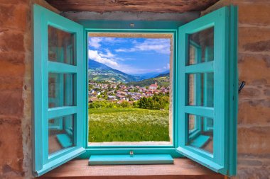 Dolomitler. İtalya 'nın Trentino Alto Adige bölgesinde Bolzano ili, Gudon mimari ve manzara manzaralı Idyllic alp köyü