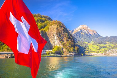 Luzern Gölü ve liman kenti Pilatus dağ manzaralı, İsviçre 'de ünlü bir yer.