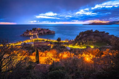 Sveti Stefan tarihi ada köyü akşam manzarası, Karadağ kıyı şeridi