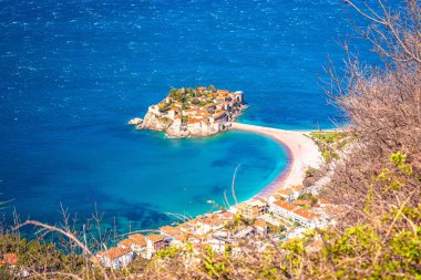 Sveti Stefan tarihi ada köyü ve liman manzarası, Karadağ takımadası