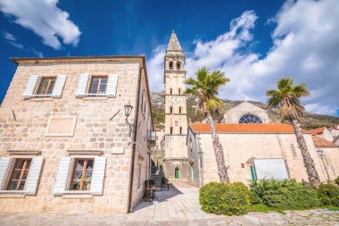 Karadağ 'ın Boka Kotorska körfez manzaralı sahne kenti Perast, takımadası