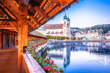 Chappel Köprüsü Luzern 'deki tarihi ahşap yapı ve İsviçre' nin merkezindeki kasaba nehir manzarası.