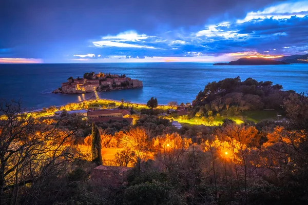 スヴェティ シュテファン歴史的な島の村の夕景モンテネグロ海岸線 ロイヤリティフリーのストック画像