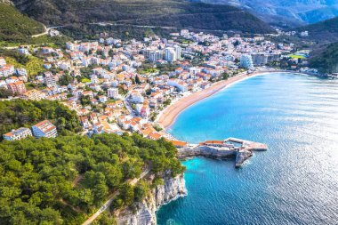Petrovac plajı ve kıyı şeridi manzaralı Karadağ takımadası