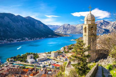 Boka Kotorska ve Kotor körfezi kasabası Karadağ 'ın kıyı şeridinden tepeden panoramik manzara