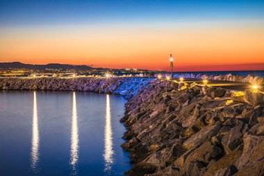 İspanya 'nın Endülüs bölgesinde Marbella manzarası yakınlarındaki Puerto Banus' ta manzara gün doğumu