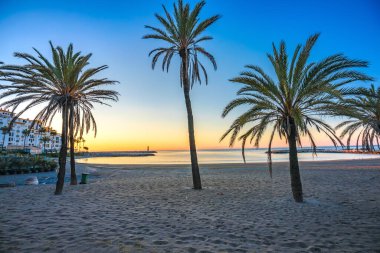 Marbella yakınlarındaki Puerto Banus, İspanya 'nın Endülüs bölgesinde kumsal gündoğumu manzarası
