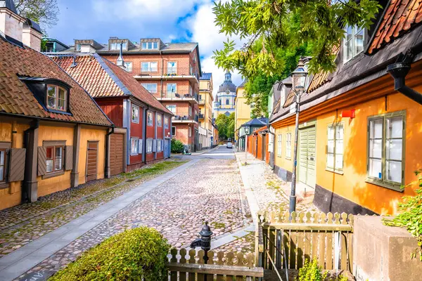 Stockholm 'ün eski şehir merkezinin renkli mimarisi, İsveç' in başkenti Saint Katarina Parish Kilisesi