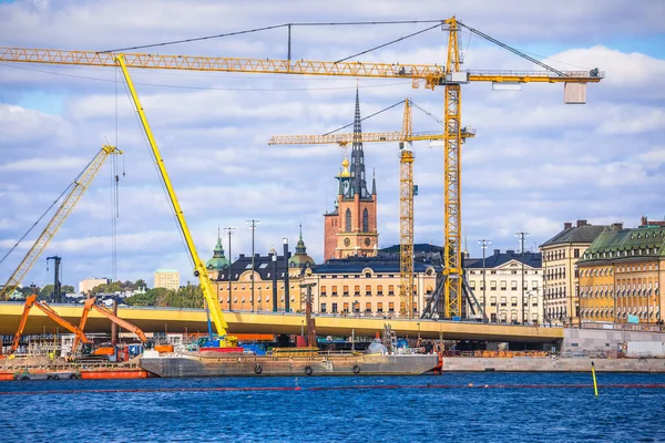 Stockholm şehrindeki vinçler Gamla Stan Adası inşaat alanı manzarası, İsveç 'in başkentinin gelişimi