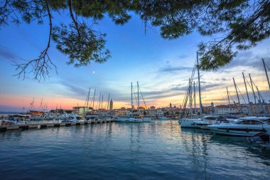 Tarihi şehir Rab kuleleri ve yelkenli liman manzarası, Hırvatistan ve Dalmaçya takımadaları