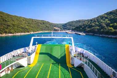 Adriyatik feribot güvertesi manzarası, deniz taşımacılığı, Cres adası Hırvatistan
