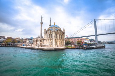 İstanbul görüşünde Ortakoy Camii veya Buyuk Mecidiye Camii ve Boğaz köprüsü, Türkiye 'nin en büyük kentinin simgeleri 