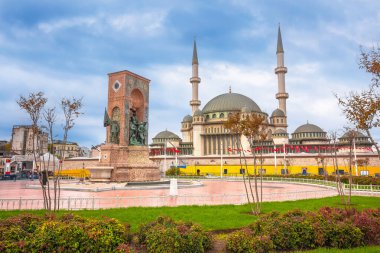 İstanbul cami ve sokak manzaralı Taksim Meydanı, Türkiye 'nin en büyük kenti