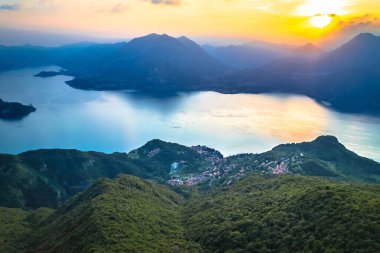 Varenna Gölü üzerinde Como Gölü günbatımı panoramik manzara, İtalya 'nın Lombardiya bölgesi