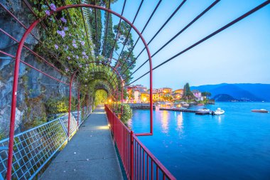 Varenna şehri manzaralı göl manzaralı akşam manzaralı Como Gölü, Lombardy bölgesi İtalya