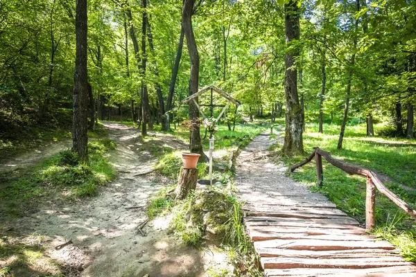 Lecco orman yürüyüş yolunun üstündeki tepe ve çarmıha germe, Como Gölü manzarası, İtalya 'nın Lombardy bölgesi. 