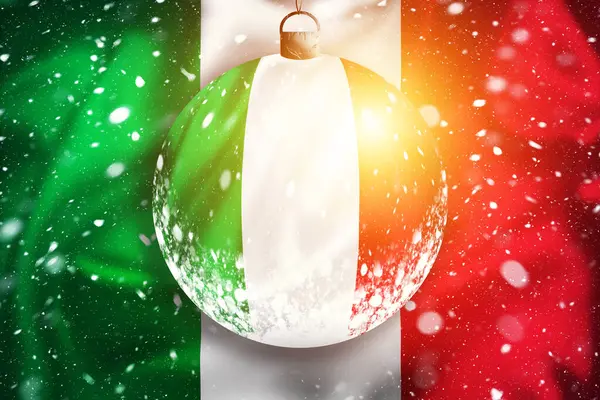 Italië Vlag Sneeuwzicht Door Glas Kerstbal Met Lichteffect Kerstseizoen Illustratie — Stockfoto
