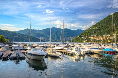 Como liman kenti ve marina manzarası, Lombardy bölgesindeki Como Gölü