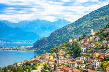 Como Gölü yamacı kıyı köyü manzarası, kuzey İtalya