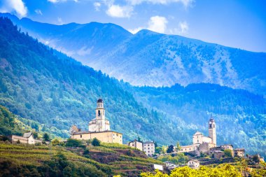 Poggiridenti köyü kilise kulesi manzaralı, Sondrio ili, Dolomite Alpleri, İtalya