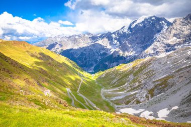 Stelvio dağ geçidi veya Stilfser Joch manzaralı yol yılanları manzaralı, İtalya ve İsviçre sınırı