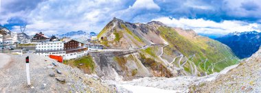 Stelvio dağı zirvesi ya da Stilfser Joch manzaralı yaz karlı dağ panoramik manzarası, İtalya ve İsviçre sınırı