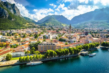 Lecco kasabası panoramik manzara, Lombardy bölgesindeki Como Gölü