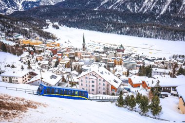 İsviçre 'nin Graubunden bölgesindeki Sankt Moritz kasabası, lüks kış seyahatleri manzaralı.