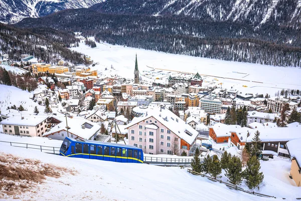 İsviçre 'nin Graubunden bölgesindeki Sankt Moritz kasabası, lüks kış seyahatleri manzaralı.