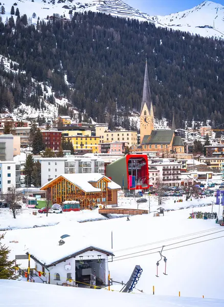 İsviçre 'nin Graubunden bölgesindeki İsviçre Alpleri' ndeki Idyllic dağ kasabası Davos