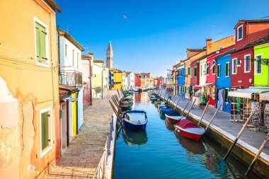 Burano adası renkli evler ve kanal manzarası, Venedik, İtalya takımadaları