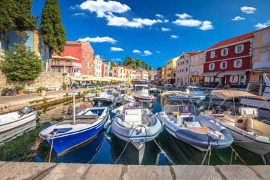 Veli losinj körfezi ve mimari manzarası, Losinj Adası, Hırvatistan takımadası