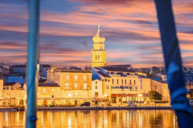 Island Krk kasaba akşam su manzaralı, Hırvatistan Kvarner bölgesi