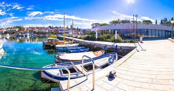 クラークマリンスカ港とウォーターフロントの景色 クロアチアのクルク島の町 ストック写真
