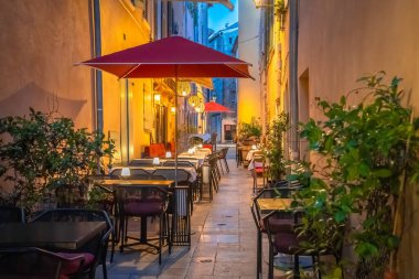Saint Tropez taştan sokak, restoranlar akşam görüşü, güney Fransa 'da lüks seyahat yerleri.